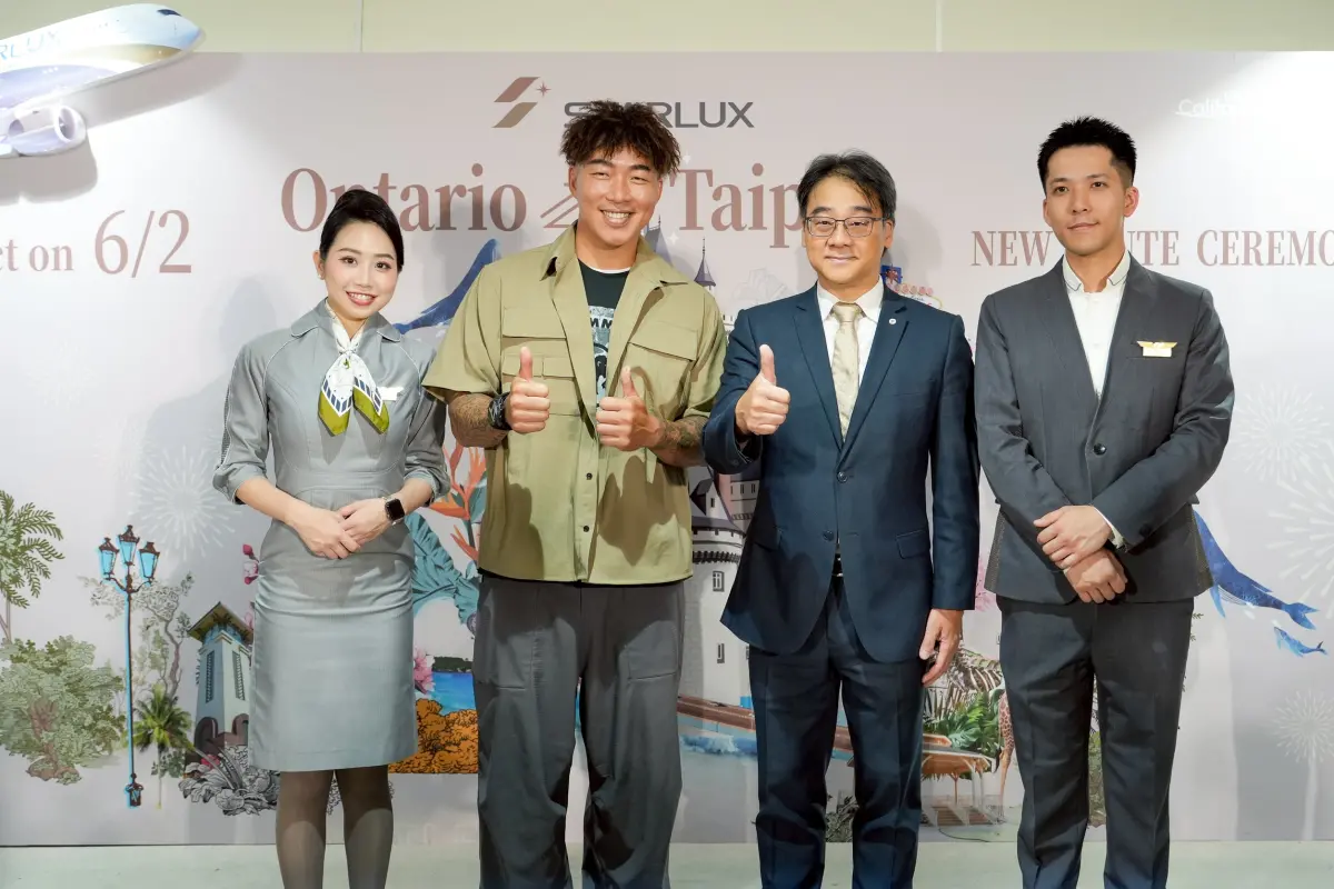 ▲星宇航空台北安大略正式啟航。台灣之光郭泓志（左二）及星宇航空商務長梁文龍（右）歡迎旅客搭乘。（圖／星宇航空提供）