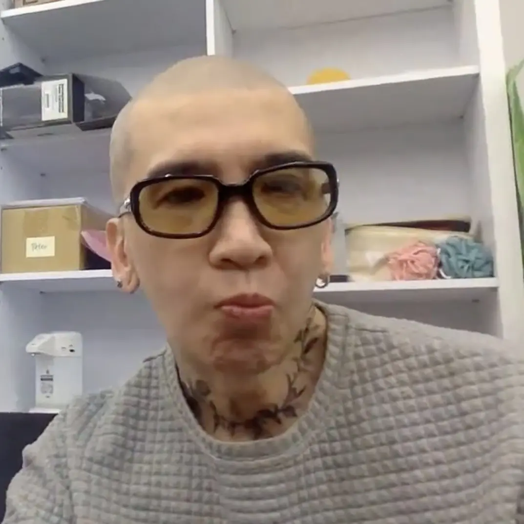 ▲作家H（如圖）透過直播，邀請林女訴說遭呂秋遠威逼利誘始末。（圖／翻攝自作家H IG）