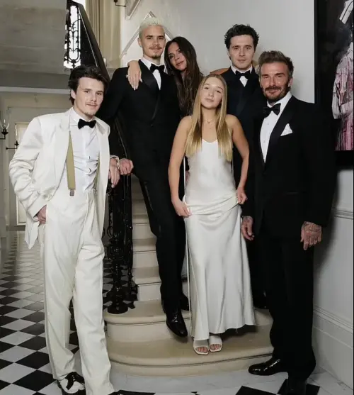 ▲以往貝克漢一家相當團結，布魯克林（右二）會和爸媽與弟妹一起出席家族中的各項重要活動。（圖／摘自IG）