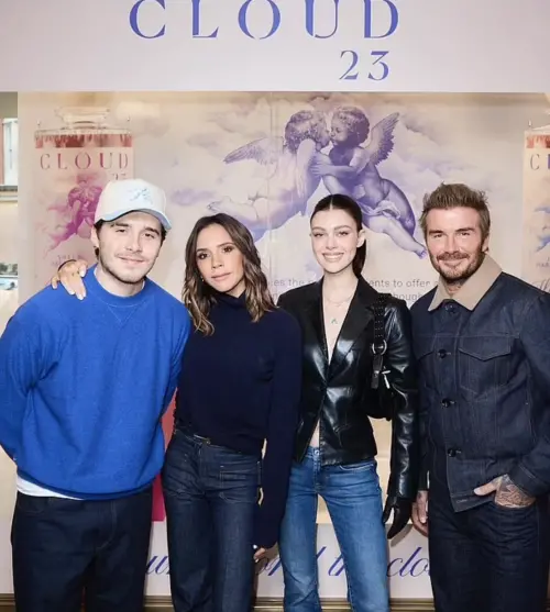 ▲布魯克林貝克漢（左一）推出品牌名稱叫Cloud 23的辣椒醬，爸媽還來為他站台，沒想到他現在竟否認23與父親昔日在皇家馬德里隊的背號有關。（圖／摘自IG）