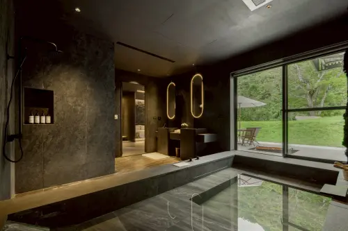 ▲雲品Collection旗下蘇卡利漫活，以當地自然生態為元素，運用石材、木材、竹子等為設計靈感，呈現隱世秘境的自然探索。（圖／雲品國際提供）