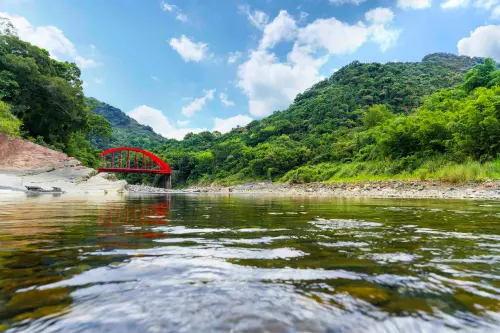 ▲蘇卡利漫活位於烏來紅河谷，南勢溪與加九寮溪匯聚處。（圖／雲品國際提供）