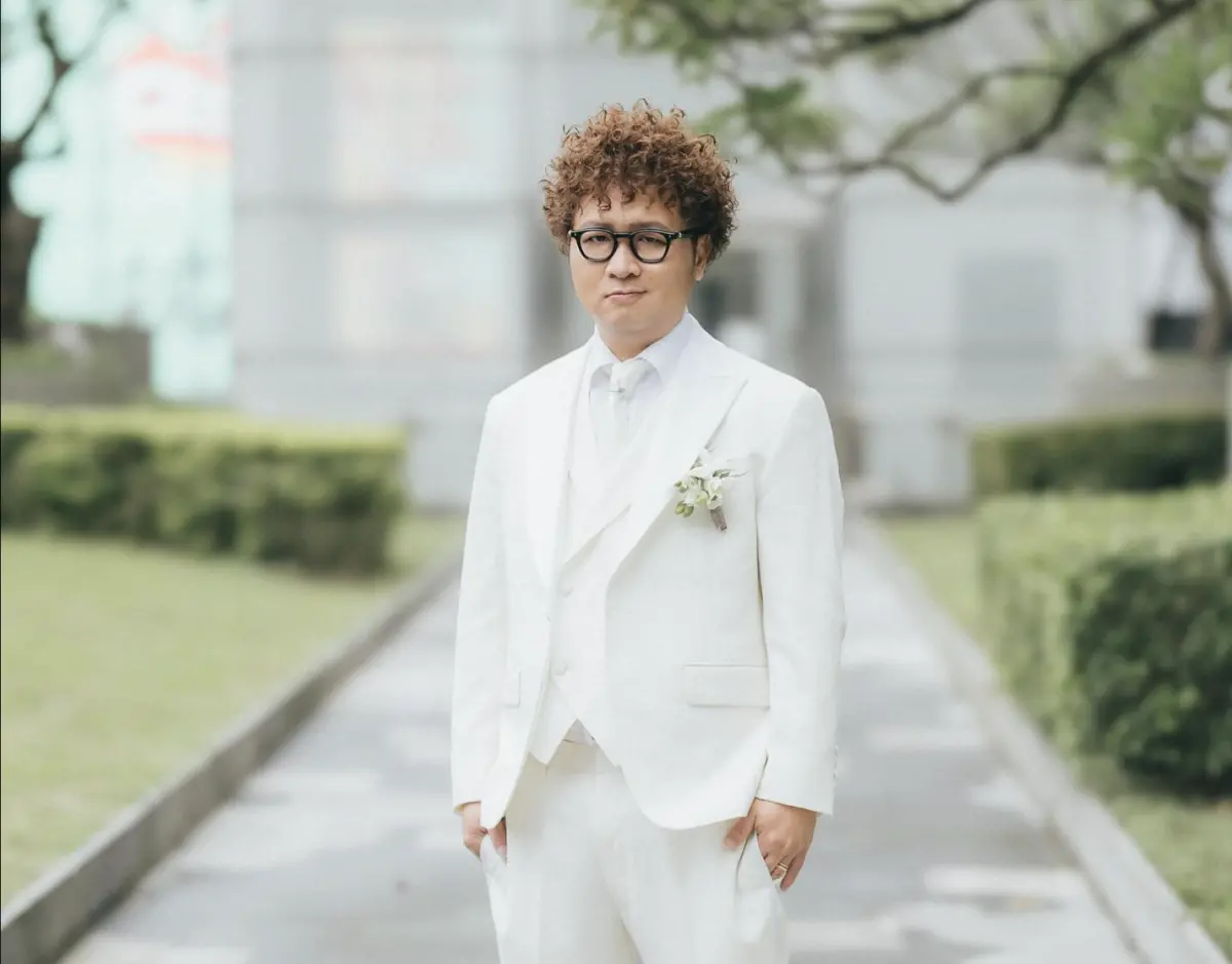 ▲納豆（如圖）發文表示為了在婚禮上能變成妻子依依期望中的白馬王子，特別減肥10公斤，透露以往很不喜歡穿全身白，怕變成白豬公子，結果依依看到這身白色西裝，認證確實是白馬王子，讓他永遠難忘。（圖／摘自納豆臉書）