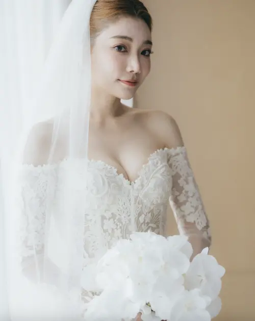 ▲依依在婚禮上的3套婚紗都是來自名牌打造，她形容每一套都有自己的靈魂。（圖／摘自依依 陳依依Sherry臉書）