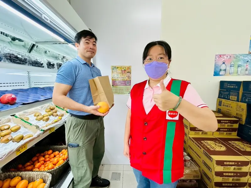 ▲為減少一次性包裝、從源頭減塑，臺南市環保局去年開始推動生鮮超市「蔬果裸賣」，今年擴大攜手臺南市農會11家生鮮超市加入行列。（圖／南市府環保局提供）