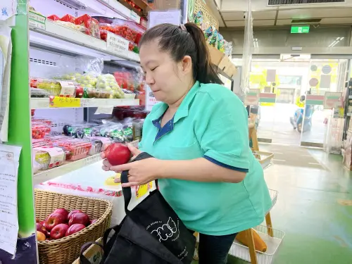 ▲裸賣蔬果,讓民眾可自備袋子裝自由挑選。(圖/南市府環保局提供) ▲裸賣蔬果,讓民眾可自備袋子裝自由挑選。(圖/南市府環保局提供)