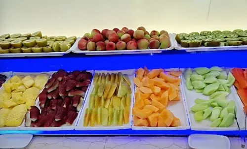 ▲貴族世家鮮饌館自助吧水果區也沒有要輸的意思!19樣水果吃好吃滿,隨便你吃到飽。(圖/Google評價) ▲貴族世家鮮饌館自助吧水果區也沒有要輸的意思!19樣水果吃好吃滿,隨便你吃到飽。(圖/Google評價)