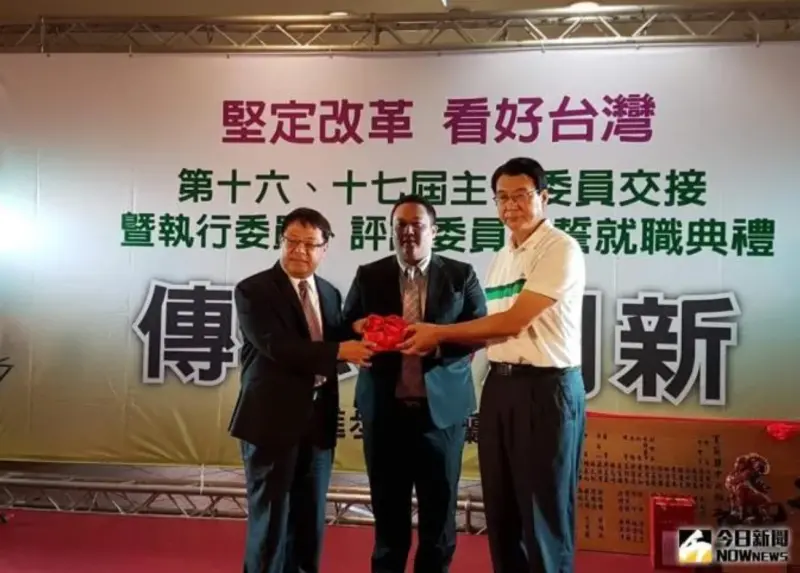 ▲民進黨民主學院前副主任邱世元（中）涉入共諜案。（圖／資料照片）
