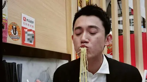 ▲金馬影帝吳慷仁去年簽約中國經紀公司，疑似發展不順近期回台接新台劇遭粉絲及網友狠酸，更被傳出在劇中與演員程政鈞拍「賞巴掌」戲時全程不借位，引發外界熱議。（圖／翻攝自吳慷仁臉書）