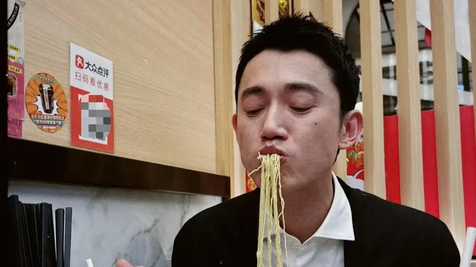 ▲金馬影帝吳慷仁去年簽約中國經紀公司，疑似發展不順近期回台接新台劇遭粉絲及網友狠酸，更被傳出在劇中與演員程政鈞拍「賞巴掌」戲時全程不借位，引發外界熱議。（圖／翻攝自吳慷仁臉書）