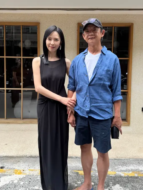 ▲吳慷仁返台接新台劇，與過往合作過《一把青》、《斯卡羅》導演曹瑞原（右）合作。（圖／翻攝自天心臉書）