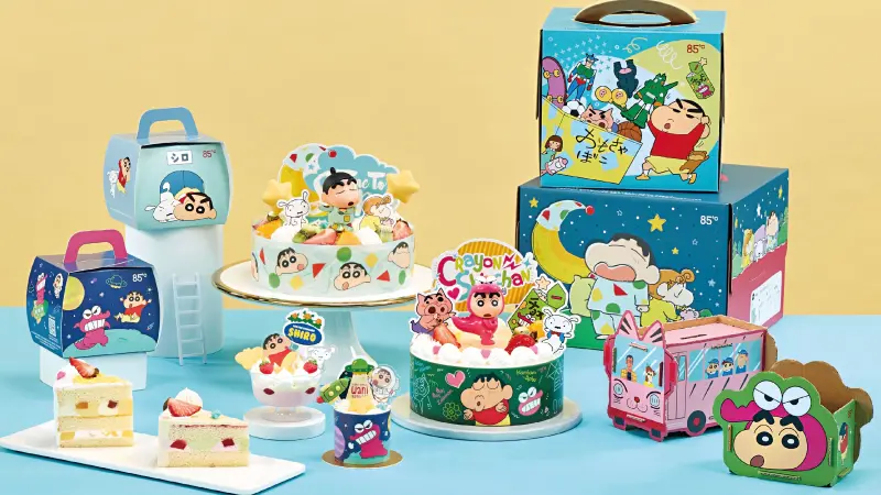 ▲85度C聯名蠟筆小新4款造型公仔蛋糕，變身冰箱磁鐵或吊飾，專屬蛋糕盒還能DIY成存錢筒和置物盒，6月5日限量開搶。品田牧場聯名蠟筆小新套餐、隱藏甜點，保冰袋、隔熱墊等實用周邊一覽。（圖／85度C提供）