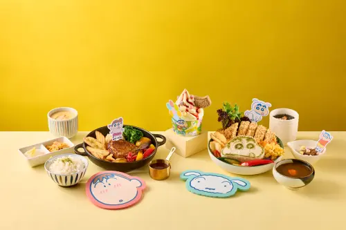 蠟筆小新周邊開搶!85度C公仔蛋糕 品田豬排咖哩、隱藏甜點一覽 ▲品田牧場開吃蠟筆小新聯名套餐,左起:「濃の味妮妮家漢堡排」套餐398元、「媽媽的豬排咖哩飯哦」套餐428元。(圖/王品集團提供)