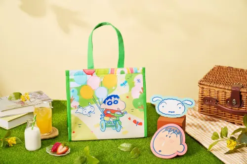 蠟筆小新周邊開搶!85度C公仔蛋糕 品田豬排咖哩、隱藏甜點一覽 ▲品田牧場蠟筆小新周邊開搶「小新保冰袋」、「小白款隔熱墊」、「阿呆款隔熱墊」。(圖/王品集團提供)