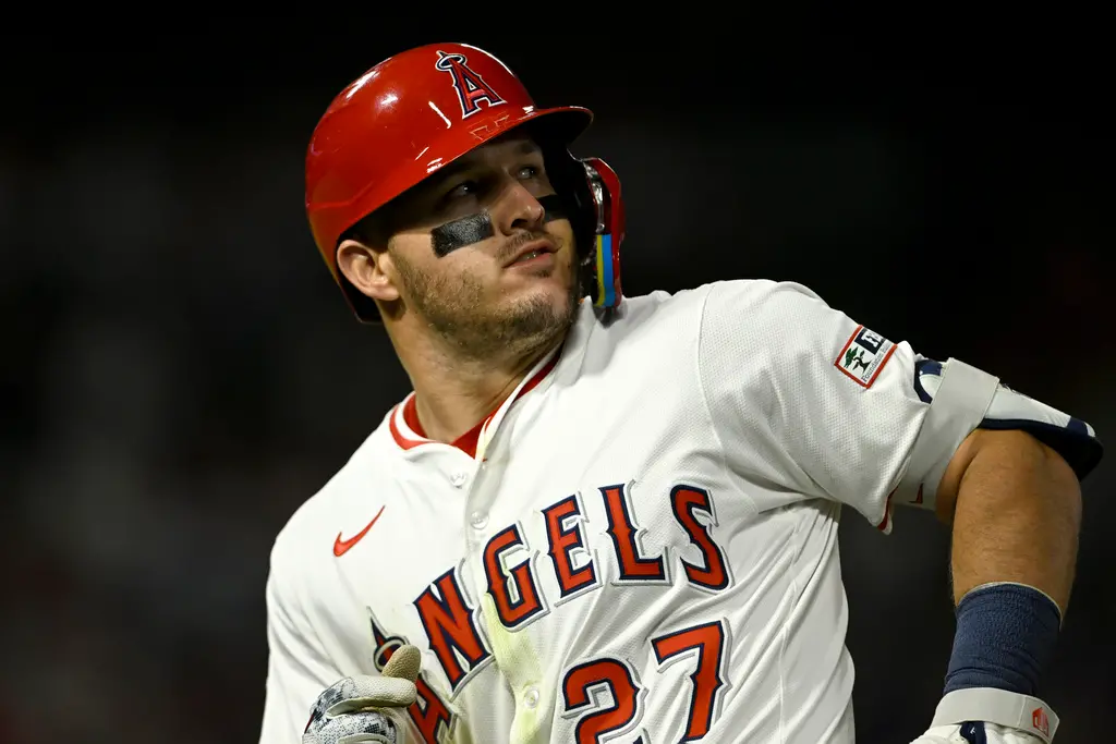 ▲洛杉磯天使作客波士頓，在芬威球場以7：6擊敗紅襪，不僅終止近期二連敗，更在百年老球場寫下歷史新頁。今天球隊擊出3發全壘打，其中包括「神鱒」Mike Trout的三分砲，全部飛過了球場高牆「綠色怪物」（Green Monster，高約11.3公尺）。（圖／美聯社／達志影像）