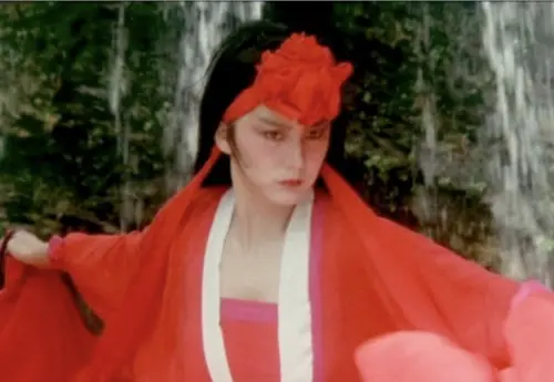 ▲林青霞（如圖）在《新蜀山劍俠》的血魔化身扮相，啟發了導演徐克日後找她扮演東方不敗的靈感。（圖／摘自HKMDB）