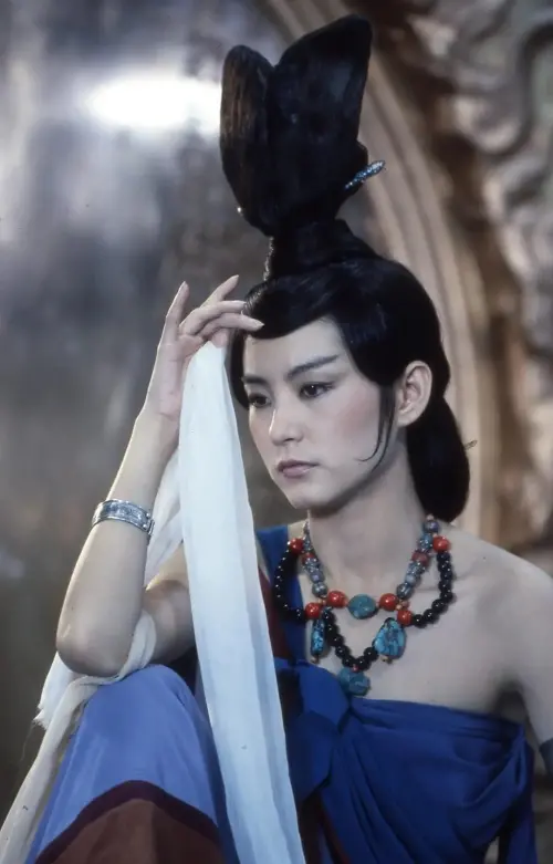 ▲林青霞在《新蜀山劍俠》飾演仙堡堡主的造型融合了敦煌壁畫的「飛天」形象，極具古典優雅，又不失現代時尚感。（圖／摘自微博）