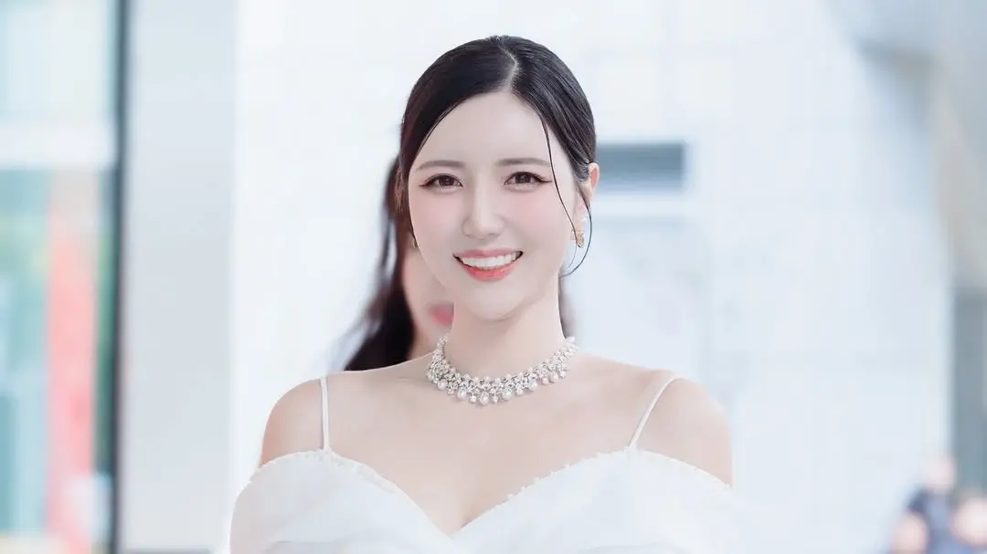 ▲富邦韓籍啦啦隊女神南珉貞近期喜迎來台1週年，被直擊在台北街頭「大變臉」，而她在台灣的醫美行程也曝光，她曾在頻道中坦言做醫美是因為：「不想輸年輕妹！」（圖／翻攝自南珉貞IG）