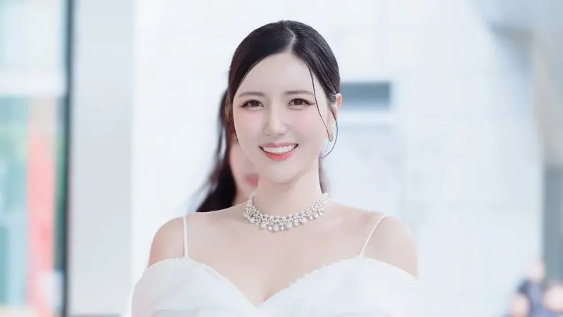 ▲富邦韓籍啦啦隊女神南珉貞近期喜迎來台1週年，被直擊在台北街頭「大變臉」，而她在台灣的醫美行程也曝光，她曾在頻道中坦言做醫美是因為：「不想輸年輕妹！」（圖／翻攝自南珉貞IG）