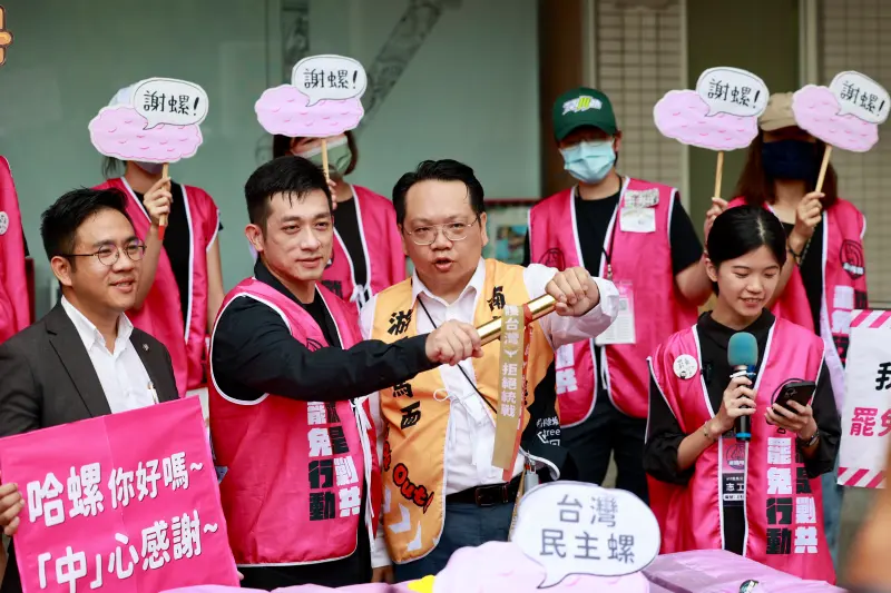 ▲自詡是「台灣民主螺」的志工們今補送件3828件，幽默喊「謝螺」、唱「哈螺」。（圖／「ALL罷馬」提供，2025.06.03）