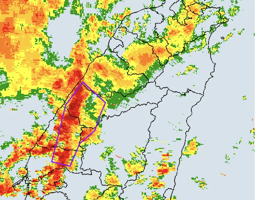 ▲滯留鋒面影響台灣，今（3）日對流雲系發展旺盛，一片片附帶雷擊、大雨的雲不斷移入台灣。（圖／中央氣象署）