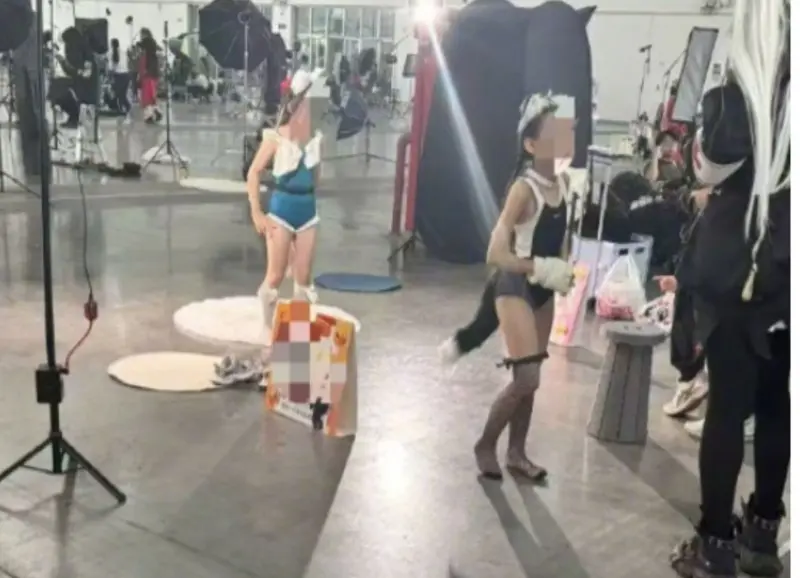 中國動漫展竟見女童穿半截黑絲襪直播！誘人姿勢擺出觀眾都震驚