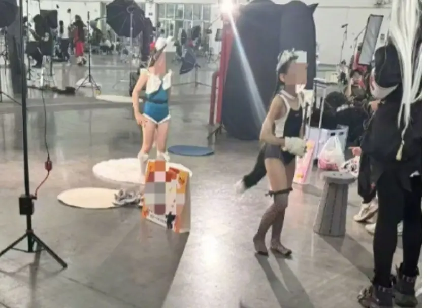 ▲中國廣東動漫展竟有女童穿半截黑絲襪，並擺出誘人姿勢進行直播，掀起議論。（圖／翻攝自微博）