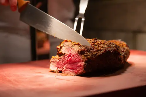 ▲「爐烤肉品現切檯」有師傅現點現切每日精選爐烤肉品，包含牛肉等。（圖／台北萬豪提供）