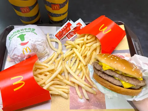 ▲麥當勞期間限定「辣味雙層四盎司牛肉堡」、「辣味四盎司牛肉堡」也開吃。（圖／記者蕭涵云攝）