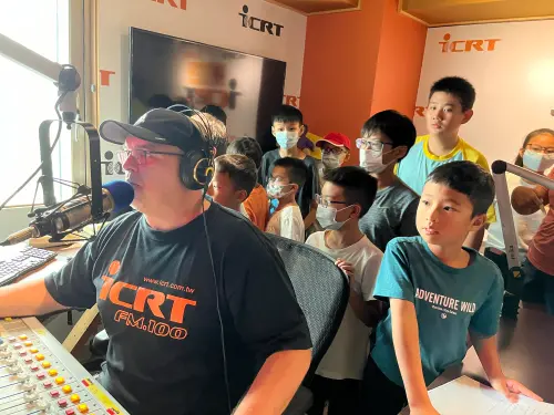 ▲化身一日電台DJ。（圖／ICRT提供）