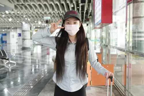 ▲味全龍韓籍啦啦隊女神李多慧今（3）日低調素顏現身花蓮機場。（圖／讀者提供）