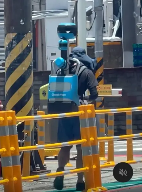 ▲Google人員背20公斤重的「街景背包」徒步蒐集圖資。（圖／Threads @bryannn0301授權）