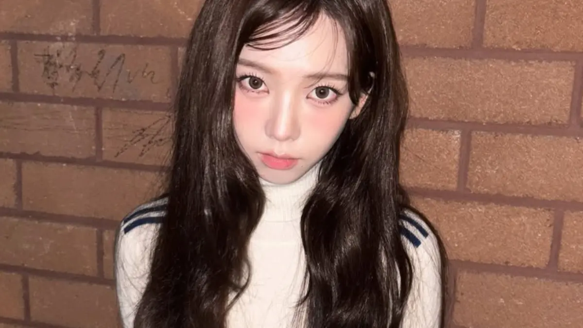 ▲知名女團aespa的Karina（如圖）在韓國選舉期間，上傳了身穿著2號logo紅外套的照片，被韓國民眾認為是在為支持的政黨表態，引發爭議，即使經紀公司及本人已經發聲道歉，不過民眾仍然不買單。（圖／Karina IG）