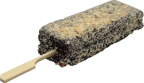 ▲全家米雪布朗尼售價35元，外型酷似米血糕的反差萌，搭配濃郁苦甜的巧克力香，打造最可愛的布朗尼擔當。（圖／全家提供）