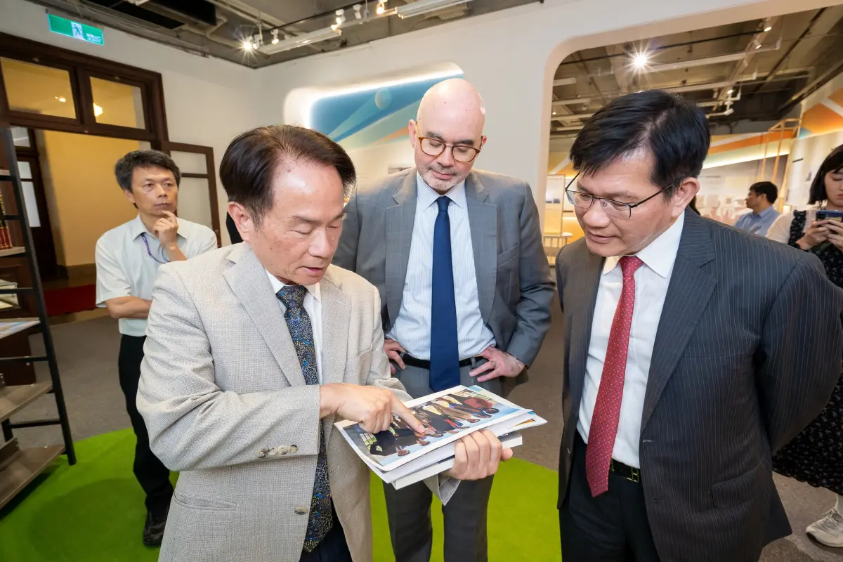 ▲外交部長林佳龍（右）分享他與美國在台協會台北辦事處（AIT/T）處長谷立言（中），前往國史館參觀「戰後台美關係回顧展」的過程。（圖／林佳龍臉書）