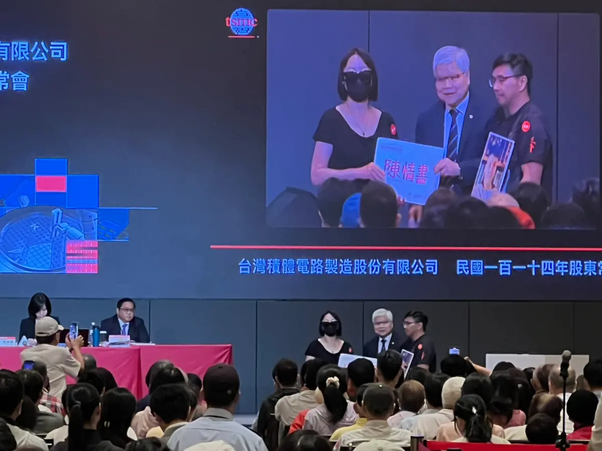 ▲工傷團體進入股東會場遞交陳情書給台積電董事長魏哲家。（圖╱記者林汪靜攝）