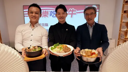 今夏「來屋馬,快樂吃美牛」 上傳照片再抽iPhone16 ▲屋馬餐飲集團限時推出美國菲瑞牛肉專屬餐點(左)美國肉類出口協會駐華辦事處 行銷經理 陳佳宏 ; (中)屋馬餐飲集團 副總 蔡駿杰 ;(右)美國肉類出口協會駐華辦事處 資深行銷經理 孫開聖.(圖/業者提供)