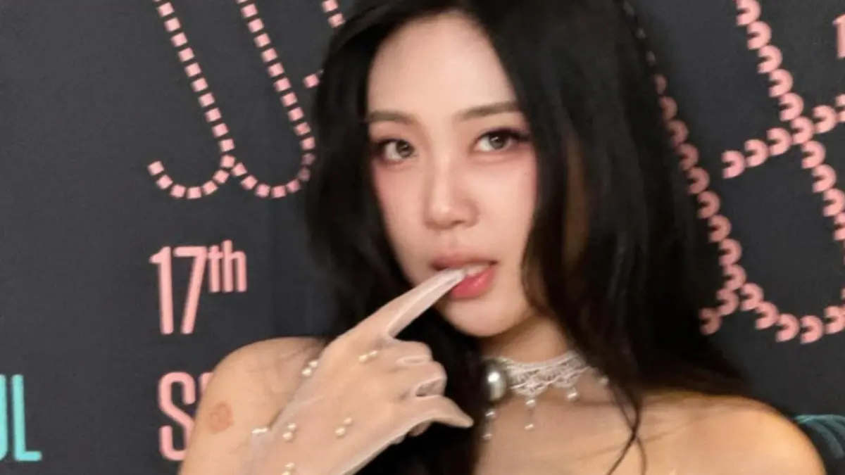 ▲22歲的韓國女饒舌歌手李泳知平時總以「素顏」狀態上鏡，搞笑、邋遢的形象因此印在粉絲心中，近日，她上傳自己身著「爆乳馬甲」的照片，搭配她175公分的高挑身材，火辣畫面讓粉絲看傻！（圖／李泳知IG）