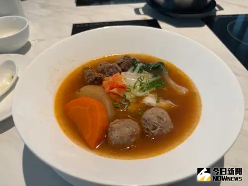 今夏「來屋馬,快樂吃美牛」 上傳照片再抽iPhone16! ▲屋馬旗下鍋物品牌「涮屋馬」也推出人氣產品「牛肉麵」,選用美國牛肉片搭配濃郁湯頭,口感細緻,(圖/記者金武鳳攝,2025.6.3)