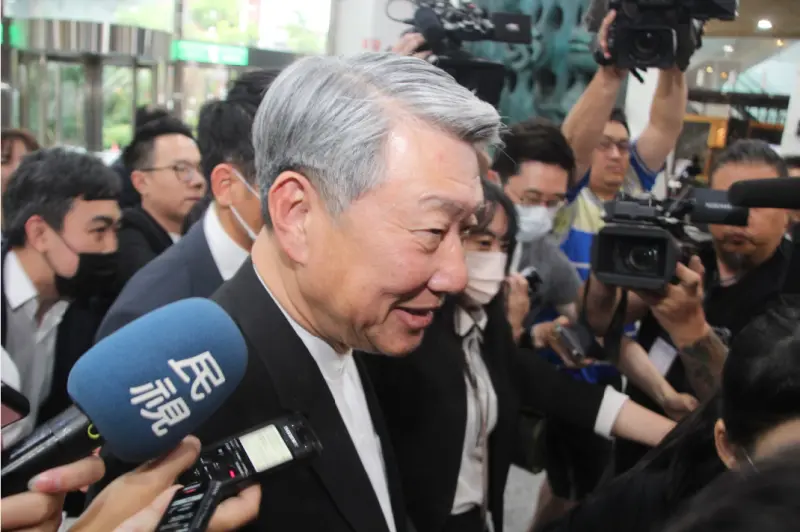 近1個月未受訪！郭智輝不願談中火無煤　工作人員肉身「護駕」