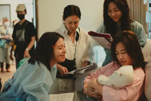 ▲《忘了我記得》由劉若英（左二）執導，集結謝盈萱（右二）、秦漢、霍建華、劉品言（左一）、周采詩（右一）等實力派演員，共譜一段溫柔細膩的都會情感故事。（圖／Netflix提供）