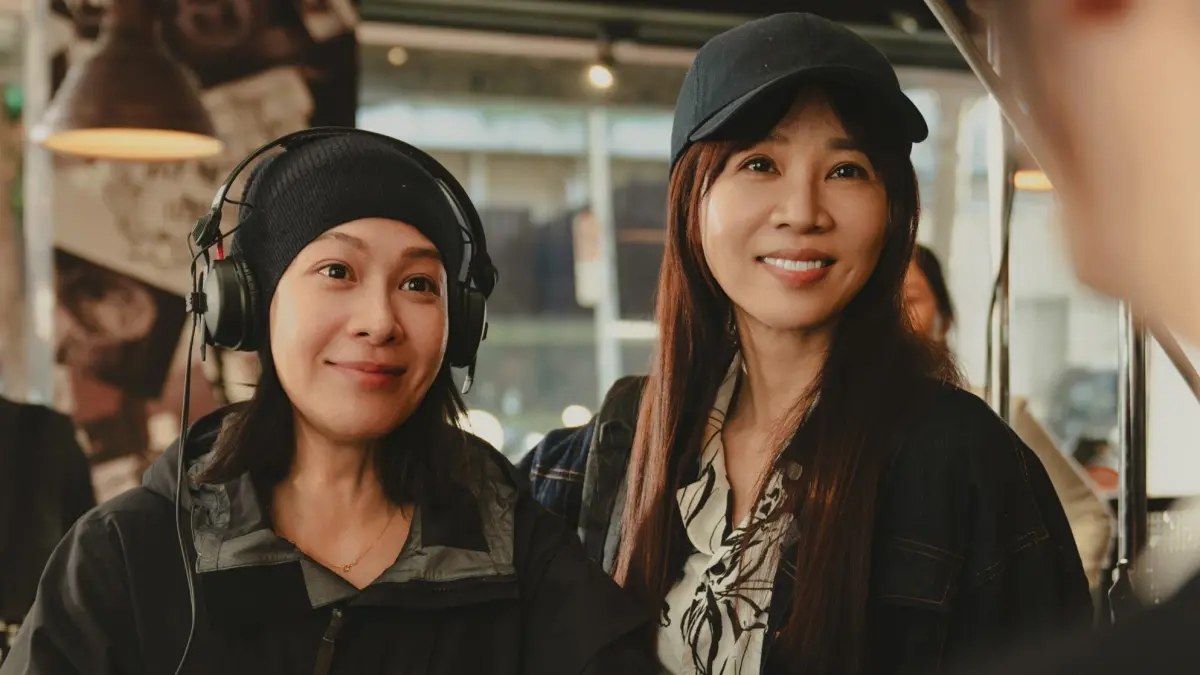 ▲《忘了我記得》導演篇幕後特輯曝光，劉若英（左）親自示範角色情緒，竟讓謝盈萱（右）感動到當場落淚、轉身走人，讓劉若英哭笑不得問：「我講得太感人了嗎？」（圖／Netflix提供）