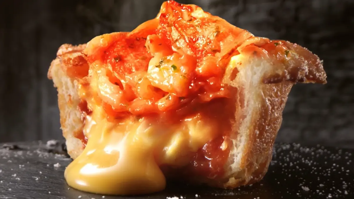 ▲考100分的國小學生快舉手！113學年度期末考卷滿分，免費吃達美樂披薩馬芬、凱恩斯岩燒牛排，95分以上考卷也可以換肉老大火鍋套餐。月底省錢3大美食優惠一次看。（圖／達美樂提供）