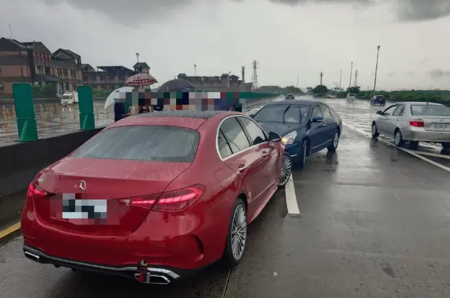 又是高齡駕駛肇事！8旬老翁「無照」還逆向上國道　釀3車連環車禍