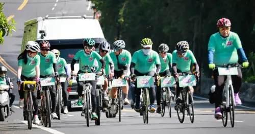 ▲陳亭妃與鐵馬隊成員於內山公路上坡路段,全力前進。(圖/劉祐龍攝影) ▲陳亭妃與鐵馬隊成員於內山公路上坡路段,全力前進。(圖/劉祐龍攝影)
