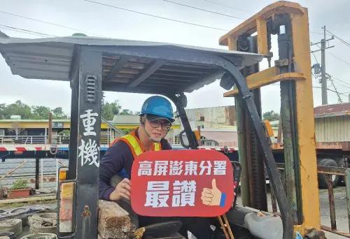 ▲勞動部勞動力發展署高屏澎東分署辦理倉儲物流人員班,助中校退伍的蔡政霖中年轉職,重啟職涯人生新旅途。(圖/勞動力發展署高屏澎東分署提供) ▲勞動部勞動力發展署高屏澎東分署辦理倉儲物流人員班,助中校退伍的蔡政霖中年轉職,重啟職涯人生新旅途。(圖/勞動力發展署高屏澎東分署提供)