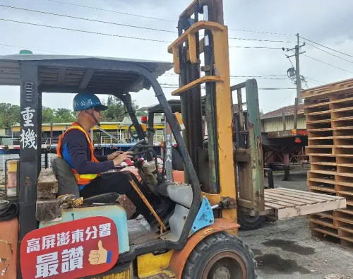 ▲勞動部勞動力發展署高屏澎東分署辦理倉儲物流人員班,助蔡政霖中年轉職。(圖/勞動力發展署高屏澎東分署提供) ▲勞動部勞動力發展署高屏澎東分署辦理倉儲物流人員班,助蔡政霖中年轉職。(圖/勞動力發展署高屏澎東分署提供)