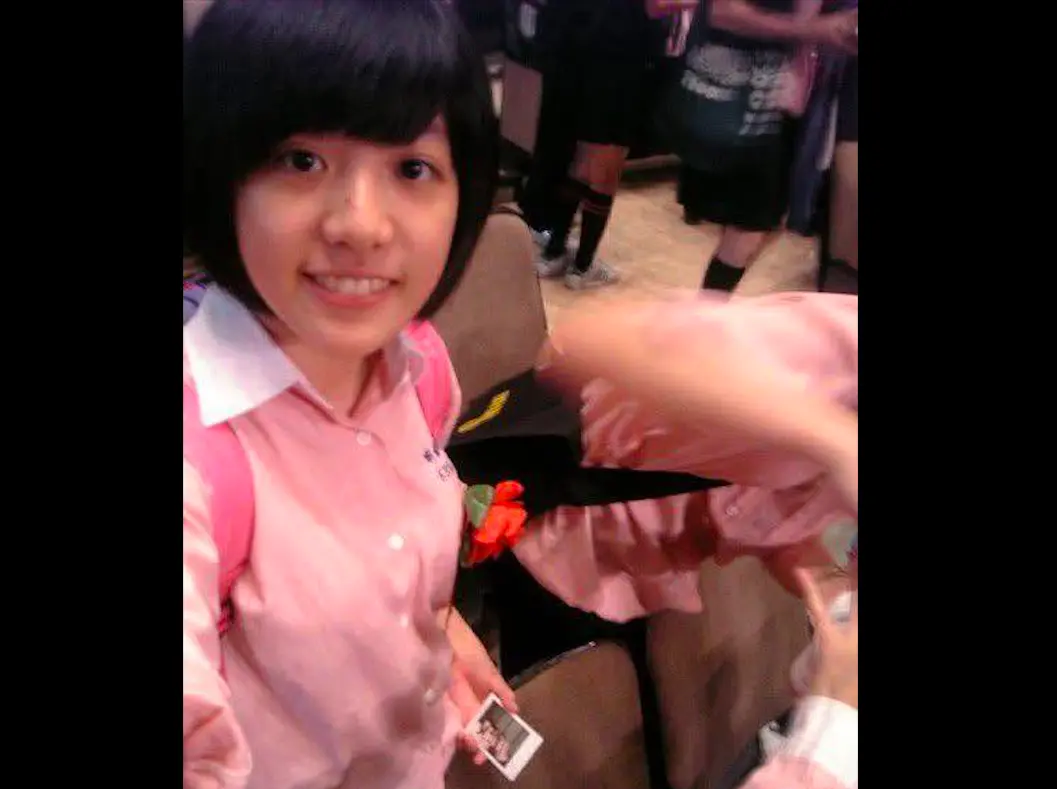 ▲「學姊」黃瀞瑩在臉書秀出明倫高中畢業照。（圖／翻攝自黃瀞瑩臉書）