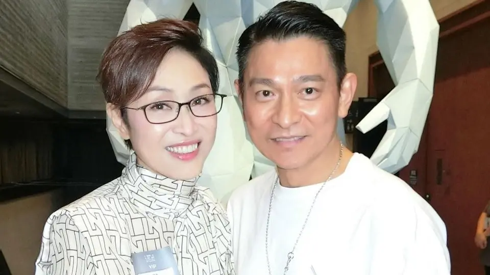 ▲58歲陳法蓉（左）凍齡現身活動，攜89歲高齡父親罕見亮相，昔日《賭俠》冷豔「龍九」，拒絕劉德華（右）演的「陳小刀」多次告白。（圖／陳法蓉IG）