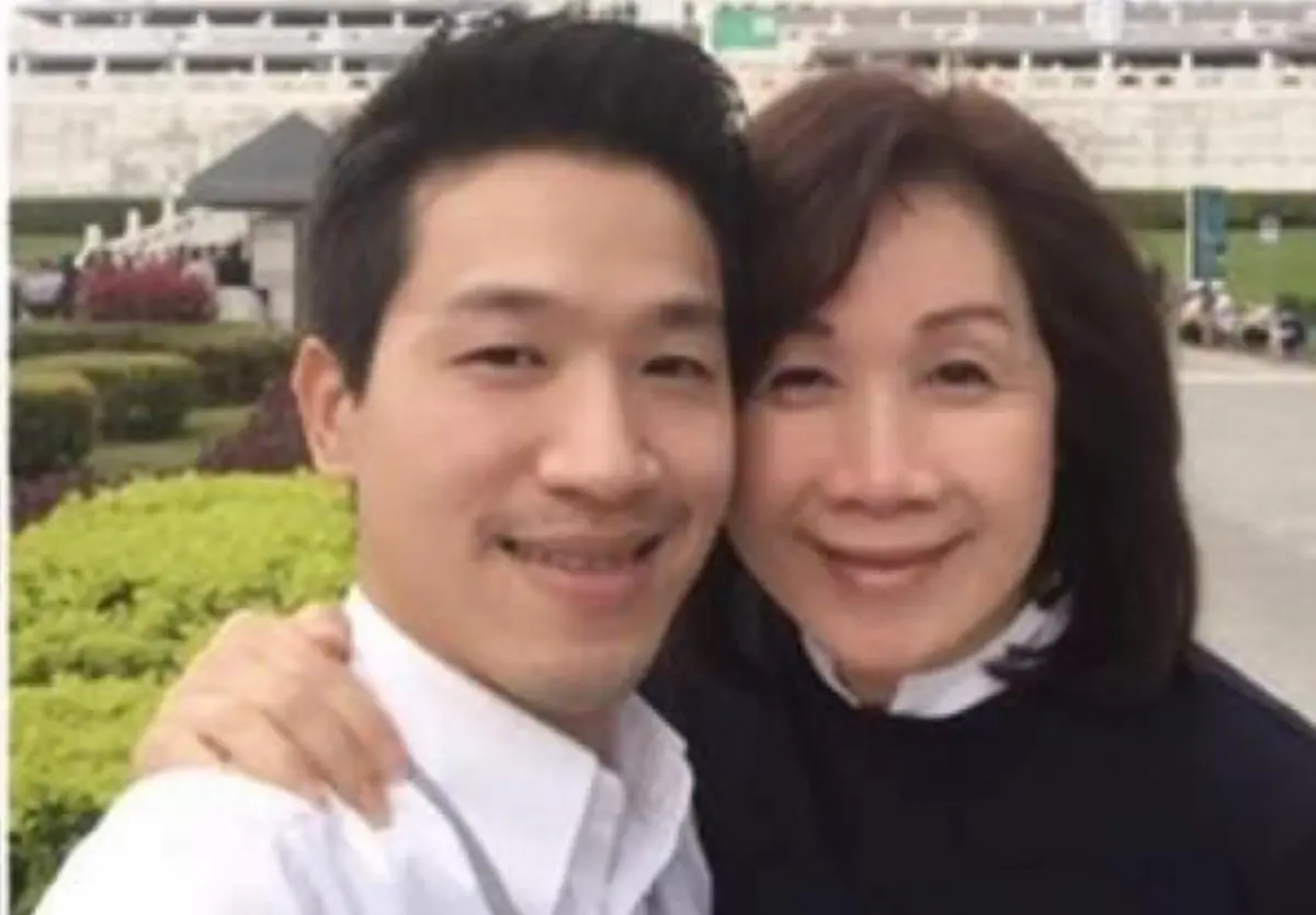 ▲總統府副秘書長何志偉與母親、前民進黨立委薛凌合照。（圖／翻攝臉書）